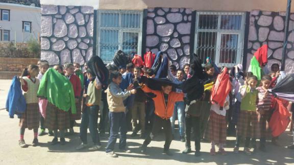 Çamdere Ortaokulu Öğrencilerine Kıyafet Dağıtıldı.