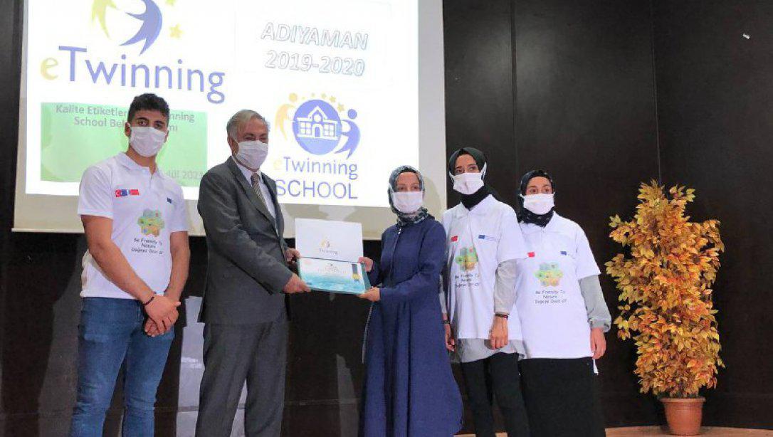 Sincik Anadolu İmam Hatip Lisesi Öğrencileri, eTwinning Ödül Töreninde Projelerini Sundu.