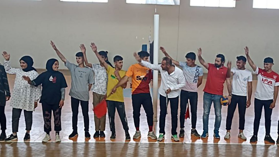 Sincik Anadolu İmam Hatip Lisesi'nde Sınıflar Arası Voleybol Turnuvası Düzenlendi