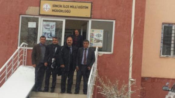 İlçe Milli Eğitim Müdürü Ahmet AYDIN ile şube müdürleri ve diğer çalışanlar kar yağışına aldırmadan işlerinin başındaydılar.