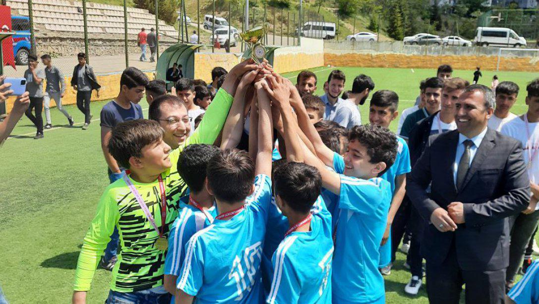 İlçemizde Gençlik Haftası kapsamında futbol turnuvası düzenlendi.